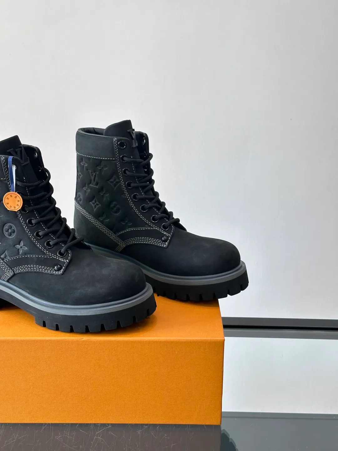[L Home] Top P: 920💰 Size: 39-44 (45 can be customized) LOUIS VUITTON Louis Vuitton ss25 LV Donkey brand new thick-soled lace-up big-toe shoes men's casual shoes high-top short boots. These boots are crafted from top-grain calf leather for a lightweight and comfortable fit. The thick EVA outsole is embellished with eye-catching ridges, and the trendy attitude of being both strong and soft makes it an everyday choice. ✔Upper: imported first-layer cowhide ✔Lining: cowhide ✔Outsole: original molded outsole